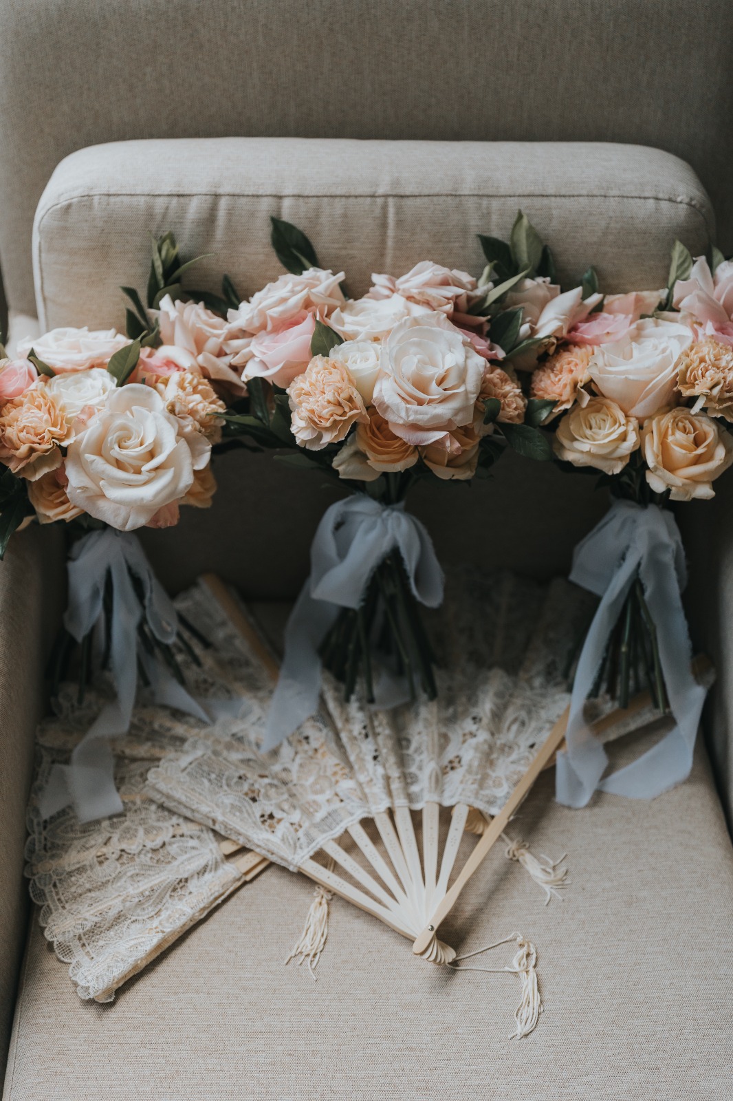Bride kissing her groom while holding a white bridal bouquet by Lammar Flower Studio Bali